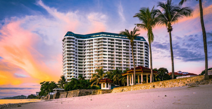 hotel-on-beach-pexels-cropped-1031x687