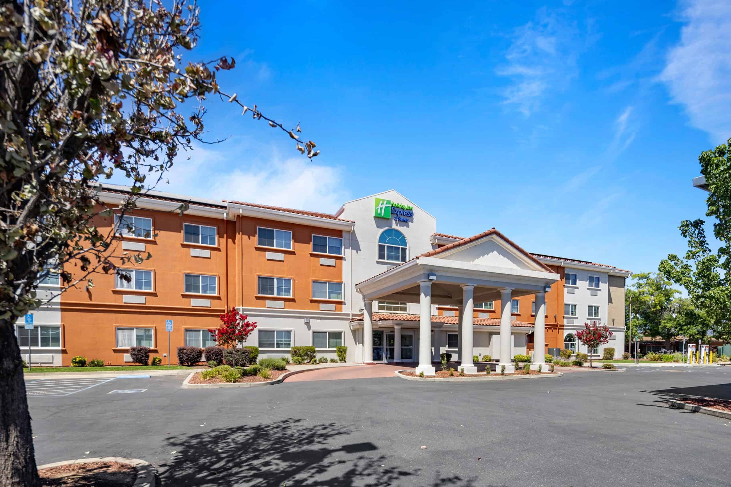 Exterior view of Atlas Hospitality hotel at Holiday Inn Express & Suites Oroville.